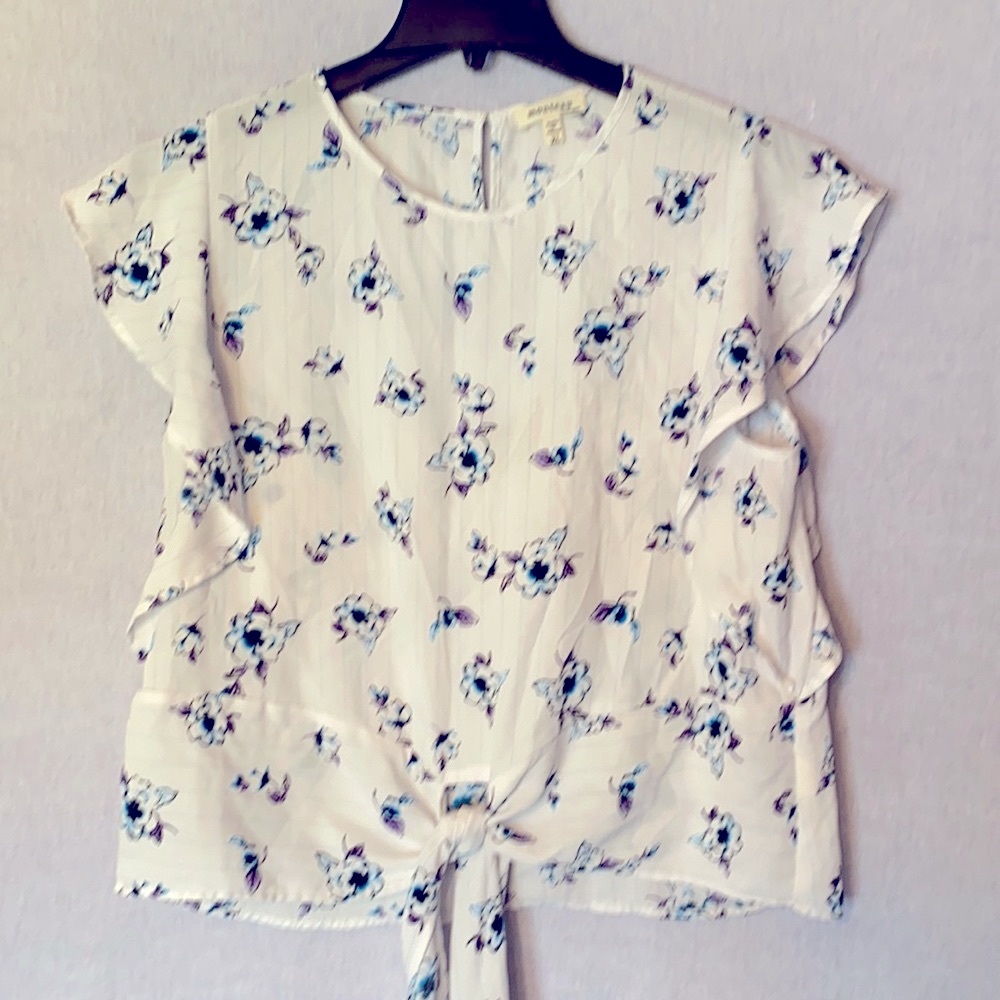 Summer short flutter sleeve top size XL Mo…